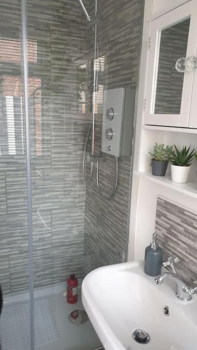 Near Liverpool Double Bedroom Hideaway Wirral Ngoại thất bức ảnh