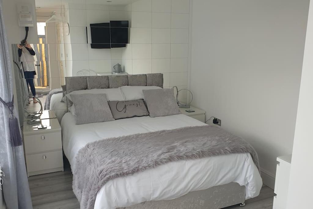 Near Liverpool Double Bedroom Hideaway Wirral Ngoại thất bức ảnh