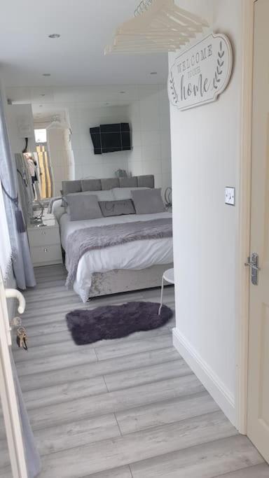 Near Liverpool Double Bedroom Hideaway Wirral Ngoại thất bức ảnh
